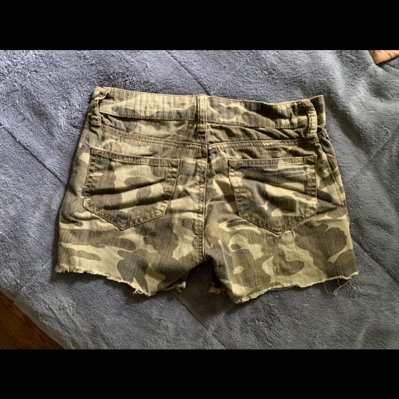 Camouflage Jean Shorts - Picture 2 of 2